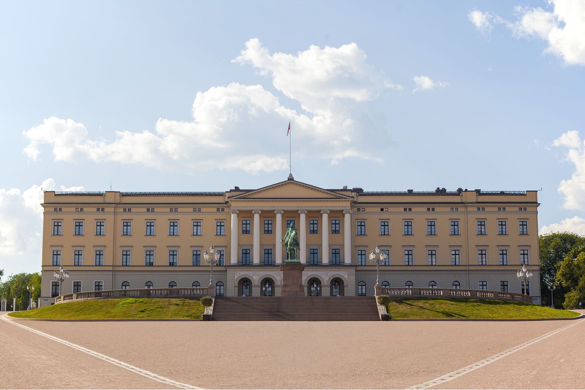 photo of the royal palace in Oslo 