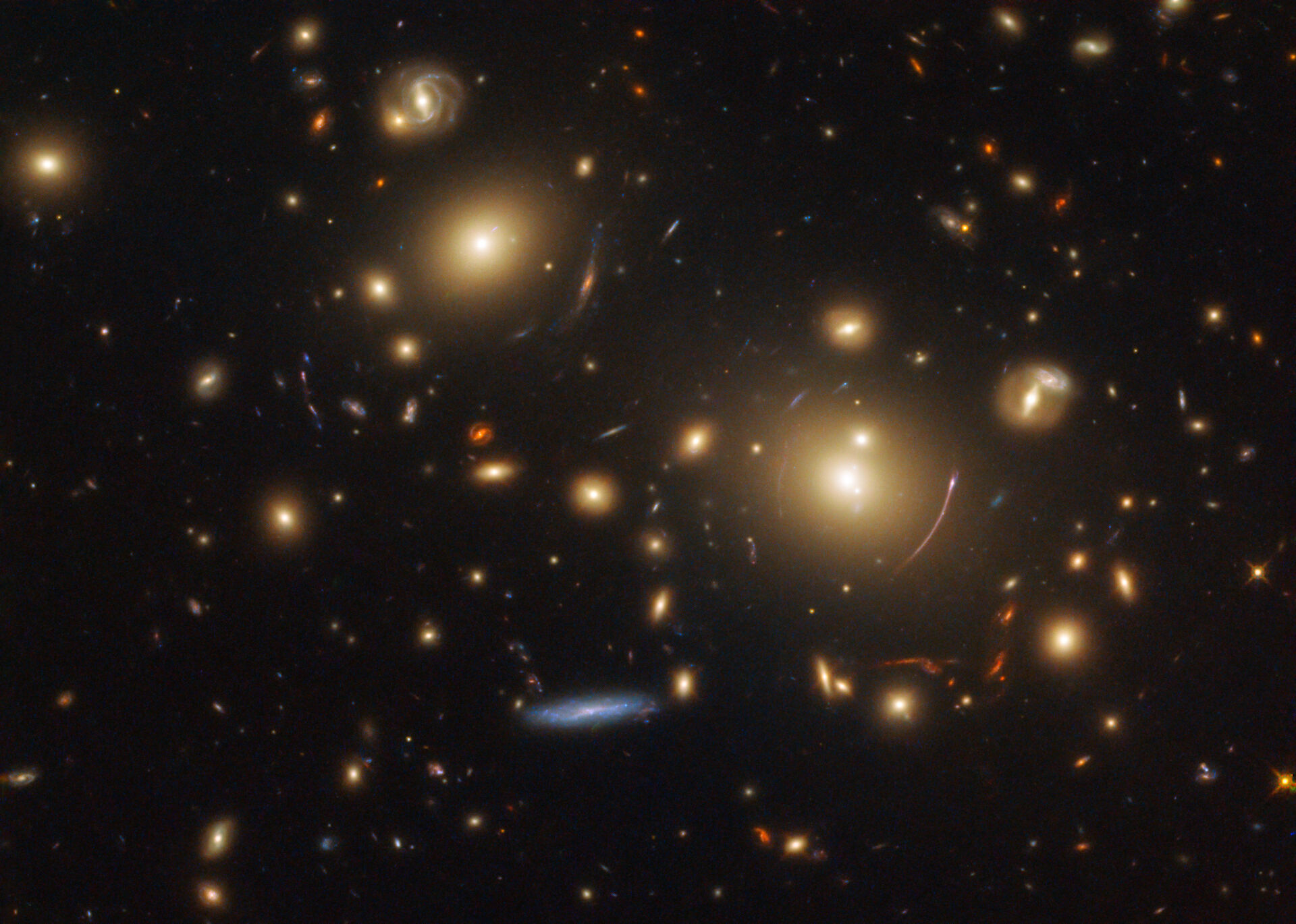 image of arches of lights due to the galaxies clusters effect called "gravitational lensing"