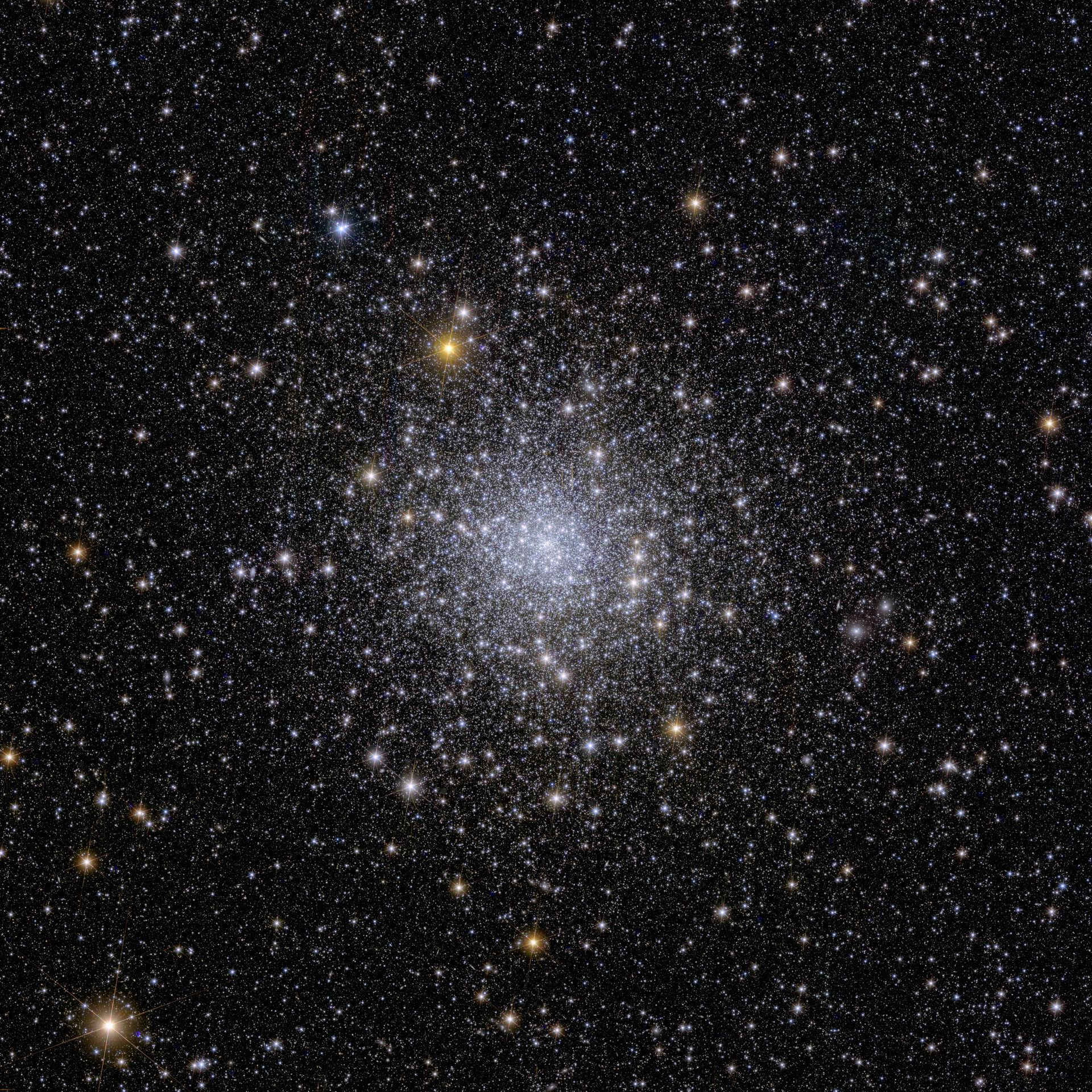 Kulehop NGC 6397.&amp;#160;Dette glitrende bildet viser Euclids syn på en kulehop kalt NGC 6397. Kulehoper er samlinger av hundretusenvis av stjerner holdt sammen av tyngdekraften. NGC 6397 ligger omtrent 7800 lysår fra Jorden, og er den nest nærmeste kulehopen til oss. Les mer på ESAs nettside.