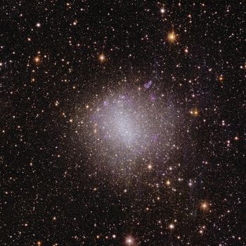 Irregulær galaksen NGC 6822.&amp;#160;Den første irregulær dverggalaksen som Euclid observerte, heter NGC 6822 og ligger like i nærheten, bare 1,6 millioner lysår fra Jorden.&amp;#160;De fleste galakser i det tidlige universet ser ikke ut som den typiske sirlige spiralen, men er uregelmessige og små. De er byggesteinene for større galakser som vår egen. Les mer på ESAs nettside.