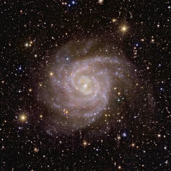 Spiralgalaksen IC 342.&amp;#160;En av de første galaksene som Euclid vil observere får kallenavnet «Skjulte galaksen». Denne galaksen, også kjent som IC 342 eller Caldwell 5, er vanskelig å observere fordi den ligger bak den travle skiven i Melkeveien vår, og derfor skjuler støv, gass og stjerner utsikten vår. Les mer på ESAs nettside.