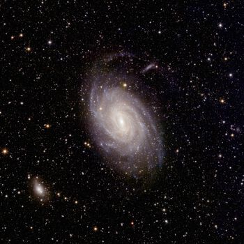 I dette bildet fremviser Euclid NGC 6744, en arketypisk representasjon av den typen galakse som for øyeblikket danner de fleste stjernene i det lokale universet. Euclids store &quot;field of view&quot; dekker hele galaksen, og fanger opp ikke bare spiralstrukturen på større skalaer, men også utsøkte detaljer på små skalaer.