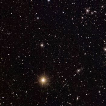 Dette bildet viser galaksehopen Abell 2764 (øverst til høyre), som består av hundrevis av galakser innenfor en enorm halo av mørk materie. Euclid fanger opp mange objekter i denne delen av himmelen, inkludert bakgrunnsgalakser, mer fjerne galaksehoper og galakser som kaster av seg strømmer og skjell av stjerner.