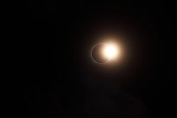 Den biletskjønne diamantrings-effekten trer frami den vesle augneblinken månen er på veg vekk frå solskiva. Foto: © Arne Danielsen / astronomi.no