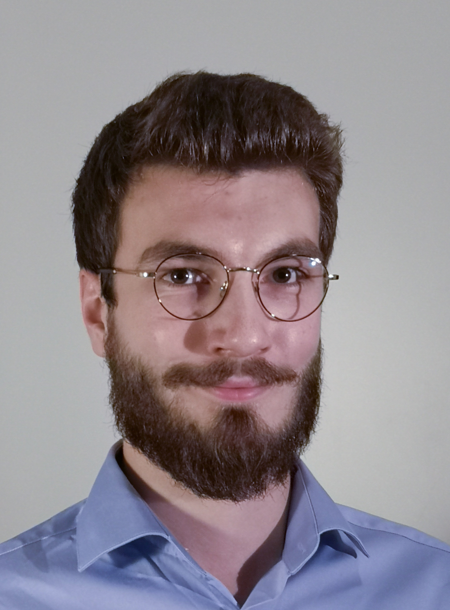 portrettbilde av en ung mann med briller
