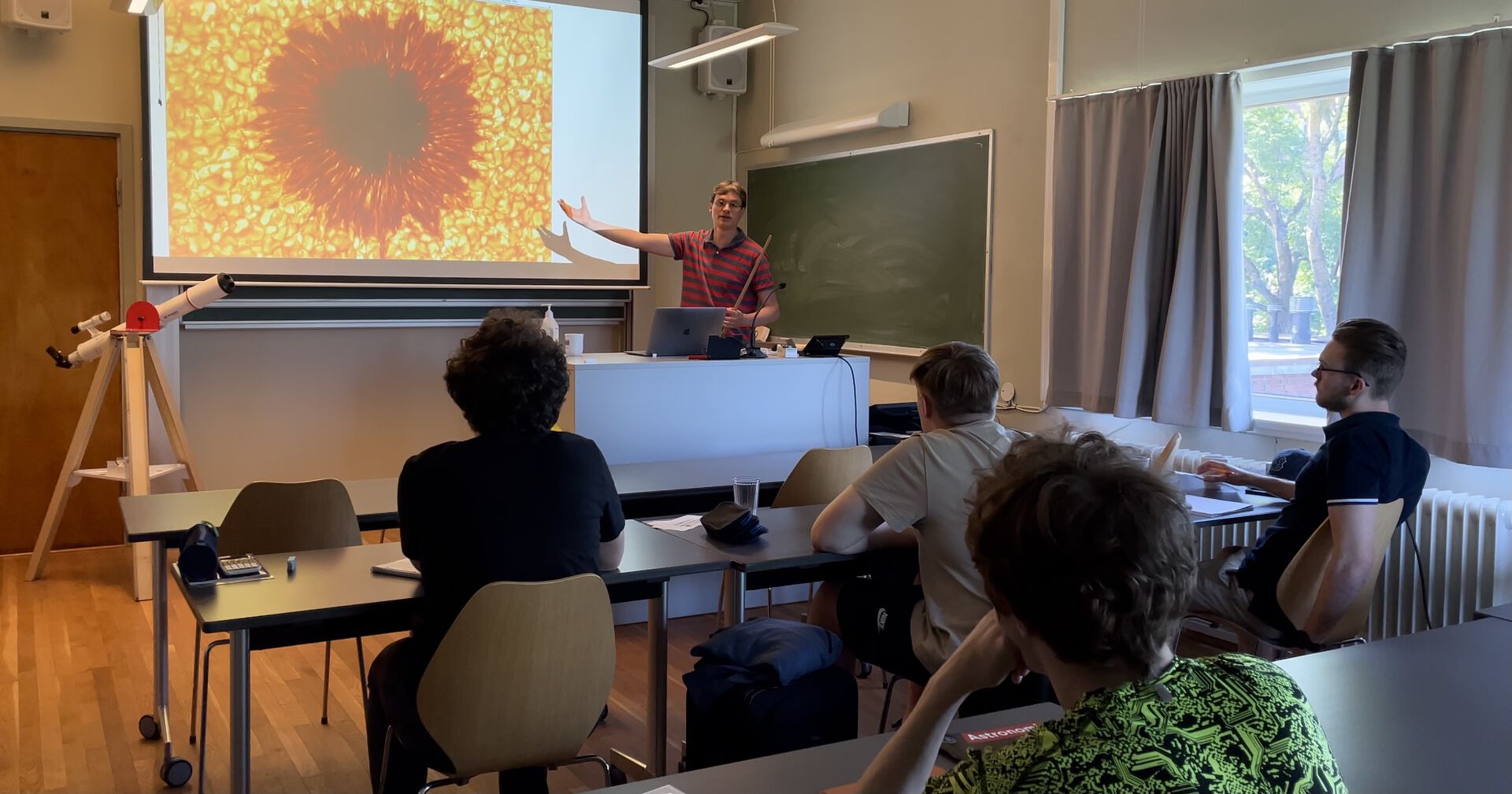 foreleseren viser elevene et bilde av en solflekk på skjermen