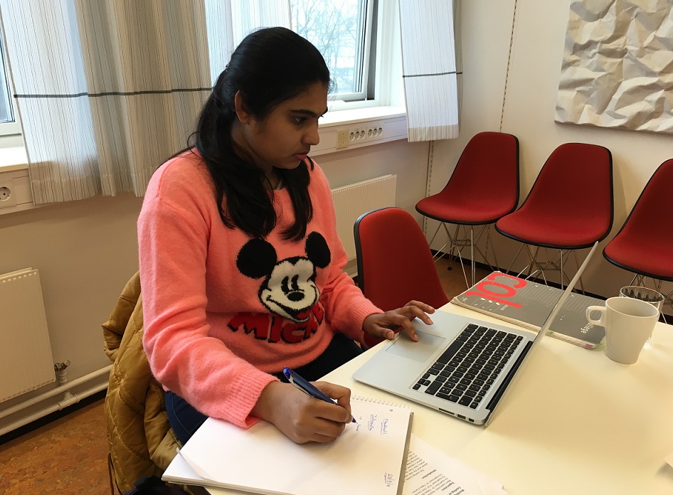 PhD student Sruthi Uppalapati paticipating at writing workshop organised by DEEP in spring semester 2018. Photo: Alexandra Zuputlyaeva, CEED