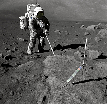 Harrison Schmitt takes samples in Taurus-Littrow Valley at the Moon. Foto: Eugene Cernan / NASA / Offentlig eie