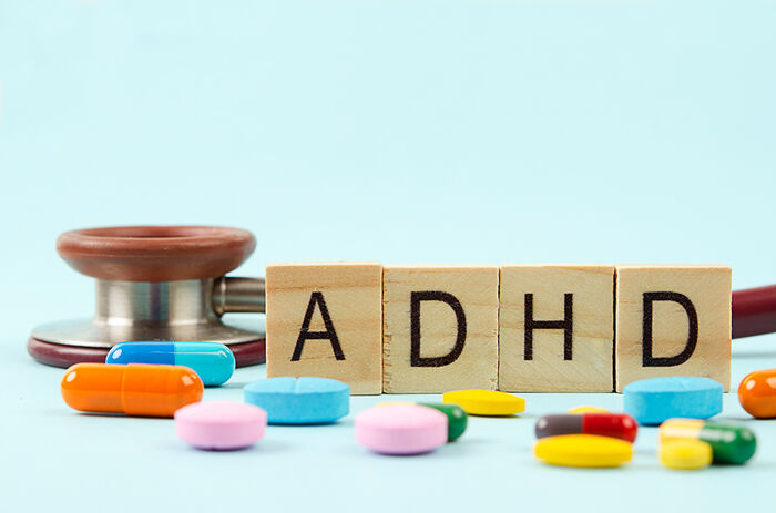 Bokstavbrikker med bokstavane A-D-H-D, legemiddel i framgrunnen, stetoskop i bakgrunnen