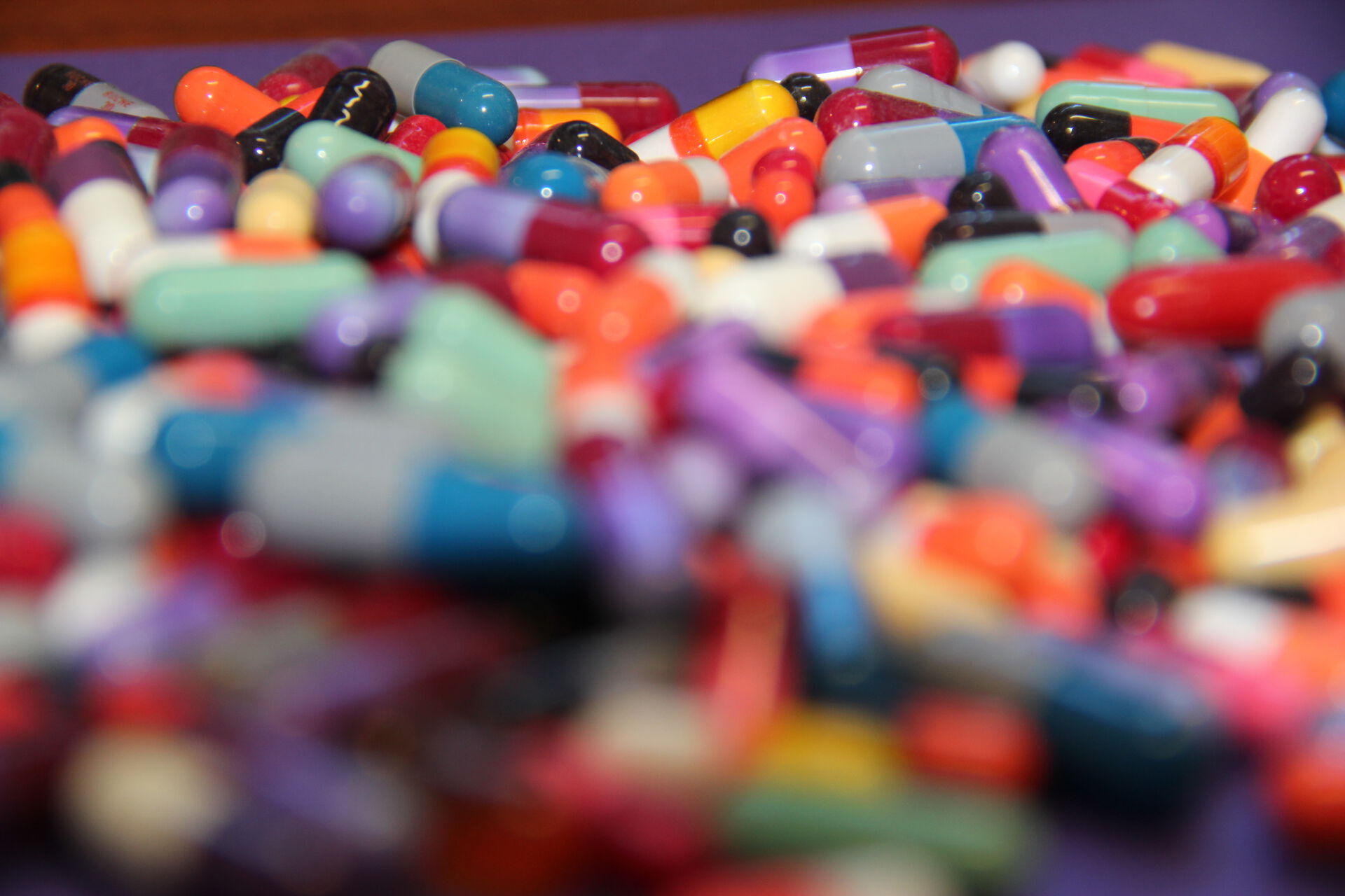 Ein haug med legemiddelkapslar i mange ulike fargar