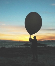 En student sender opp en  værballong for å ta prøver. Foto: Gunnar Wollan, Institutt for geofag