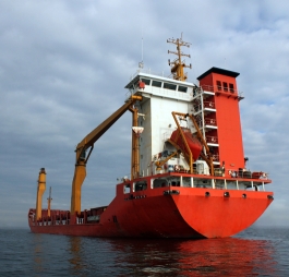 Skipstransport i er utsatt for ekstremvær. Med sikrere værvarsler vil all aktivitet i de polare farvannene bli tryggere. FOTO: colourbox.no