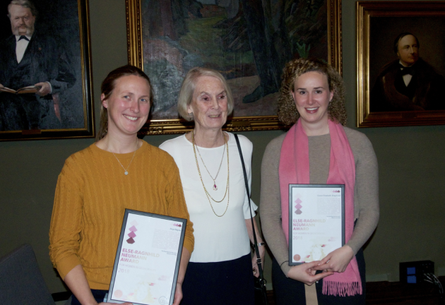 ​​​​​The 2018 award winners: Anja Røyne to the left in the photo with Grace Shepard to the right. Here with Professor Emerita Else-Ragnhild Neumann. Photo: Johannes Jakob/UiO