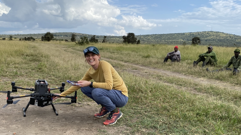 Foto: Alouette van Hove, Alouette van Hove, stipendiat ved ved Universitetet i Oslo gjør seg klar til å fly dronen over Kapiti-gården i Kenya. Foto: Vibeke Lind, NIBIO.