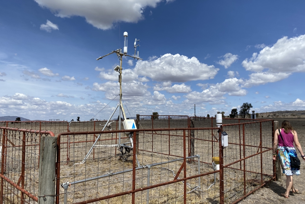 Foto:I tillegg til bruk av droner ble vindstyrke og vindretning målt ved å henge opp utstyr i en flukstårn nær fjøset. Vindhastighet og -retning har mye å si for distribusjonen av metan og må beregnes i studien. Foto: Vibeke Lind, NIBIO.