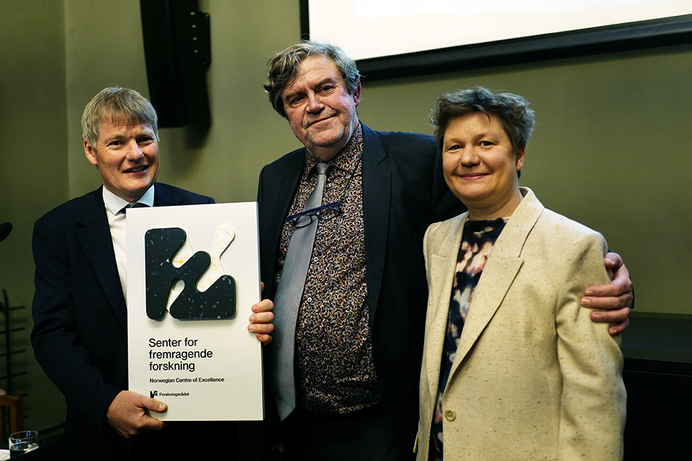 Photo: New Centre of Excellence: Director Petter Helgesen (far left) from the Research Council of Norway presenting the plaque to professors Helge Torsvik and Stephanie Werner, stating that the centre is one of the Norwegian Centres of Excellence. Photo: Ola Gamst Sæther/ Uniforum