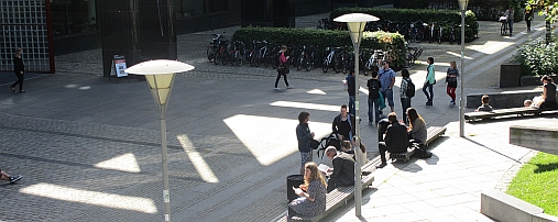 Outside the University of Oslo Library, Campus/UiO. Photo: GEO/GKT