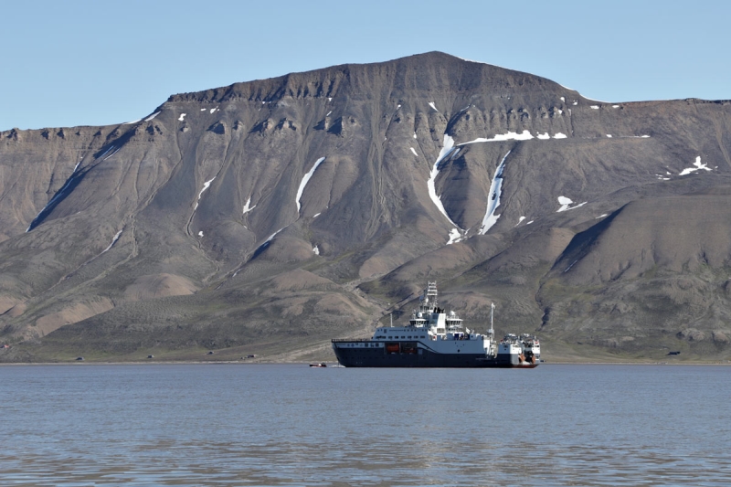 Photo: The research vessel Kronprins Haakon is anchored a few hundred meters from the coast, this due to cruise traffic in Longyearbyen. Photo: Daniel Albert, SINTEF/GoNorth