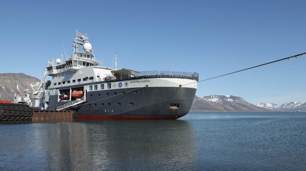 Photo: The Norwegian research vessel Kronprins Haakon at the dockside in Longyearbyen, Svalbard. The GoNorth expeditions are carried out from this ship owned by the Norwegian Polar Institute. Photo: Daniel Albert, SINTEF/GoNorthForskningsfartøyet Kronprins Haakon liggende til kai i Longyearbyen, Svalbard. GoNorth-toktene utføres fra skipet som eies av Norsk Polarinstitutt. Foto: Daniel Albert, SINTEF/GoNorth