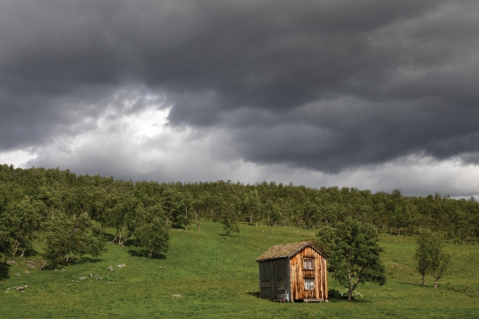 Photo: TROLLHEIMEN: Dark rain clouds at Svartdalssætrin in Nerskogen. Unlike clouds in polar regions, the physical processes in these clouds are well known. Photo: Yngve Vogt