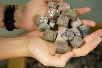 Foto: Steinprøver vil bli undersøkt for magnetfelt bevart i mineraler. Foto: Gina Akre/Titan.uio.no