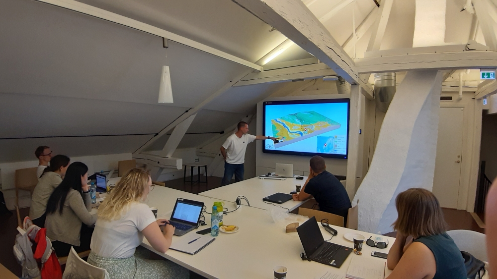 Eirik Ballo, PhD, UiO presenting his findings on the “The Lake Sagtjernet Varve Chronology“ on day 2 of the Vikings project annual meeting and work shop. Photo: Gunn Kristin Tjoflot