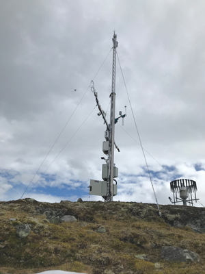 FLUKS PÅ FINSE: Flukstårnet på Finse tar kontinuerlige målinger av energi og CO2-utveksling (fluks) mellom lufta og tundraen på bakken. Systemet skal overvåke forandringer i fluksene i mange år framover. Foto: Norbert Pirk