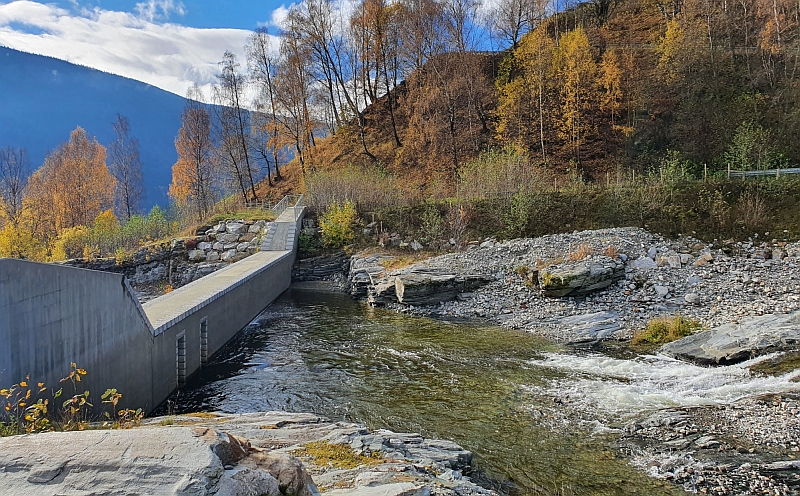 The picture shows a wall as flood protection and flood prevention measures in a river in Kvam, Innlandet County. Photo: Danielle M. Barna