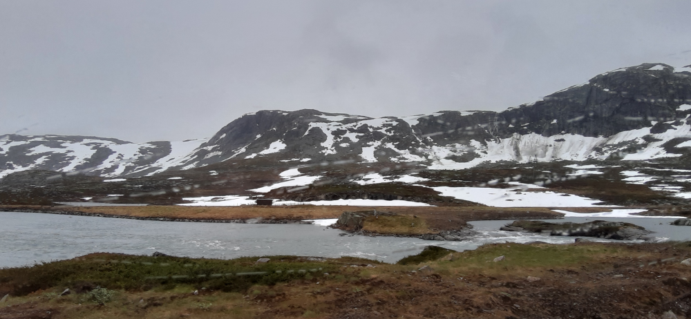 I Norge er vannkraft hovedkilde for elektrisitet. Det meste produseres ved snøsmelting, men ikke all snø vil ende opp som vann. Snø kan ha en konveksjon mellom fast- og gassform, uten et mellomliggende væskestadium. Foto: SnowSub/gK