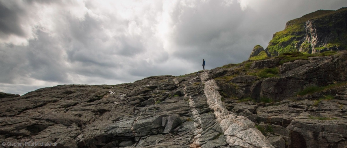 Foto fra geologiske feltstudier i Lofoten, endringer i bergarter og fjellpartier. Foto: Stephen Paul Michalchuk/GEO