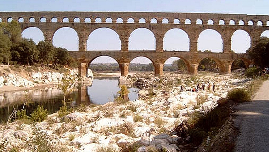 Foto: Bokens omslag er et bilde av Pont du Gard august 2013, som viser svært lav vannføring i elven Gardon sør i Frankrike. Pont du Gard er en akvedukt og bro fra romertiden. Foto: Henny van Lanen