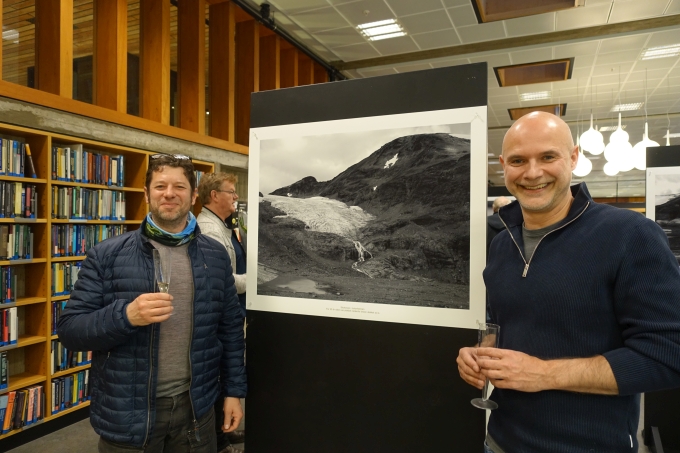 Foto: Fotograf Simen Kjellin til høyre i bildet, her med Anders Mattias Lundmark, førsteamanuensis i geodidaktikk, Institutt for geofag. Bildet bak er tatt av Simen og viser Storbreen. Platået foran brearmen var helt dekket av isbreen for 25 år siden. Foto: GK Tjoflot/UiO