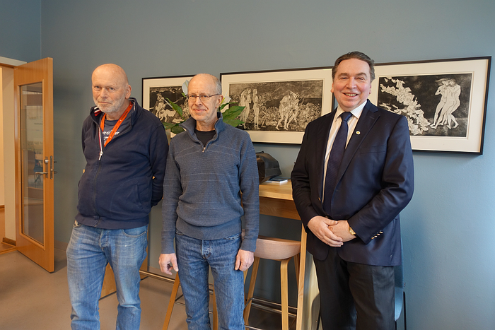 Photo from the gathering for the last working day at the Department of Geosciences, Kristian Backer-Owe in the middle, with Head of Department Bernd Etzelmüller on the right and with Professor Dag Arild Karlsen on the left. Photo: Gunn Kristin Tjoflot