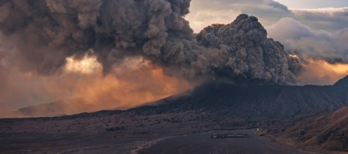 Et vulkanutbrudd kan utgjøre en betydelig naturkatastrofe med store utslipp av aske og gasser. Bildet viser Batok og Broma vulkanene i Indonesia. Illustrasjonsfoto: colourbox.no