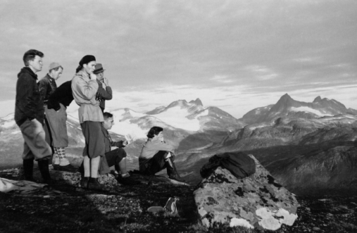 Jotunheimen: Bildet viser professor Holtedahl med geologistudenter på en ekskursjon til Jotunheimen på 50-tallet. Foto: Privat/Odd Nilsens, Gæa Norvegica (2014).