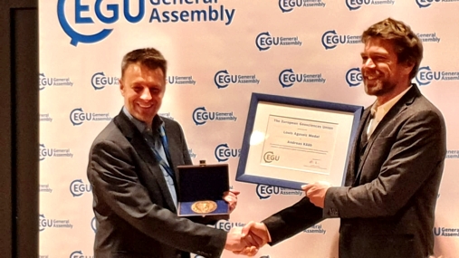Prof. Andreas Max Kääb, Institutt for geofag får overrakt medalje og diplom av EGU, Wien; 8. april 2019. Foto: Bernd Etzelmüller/UiO