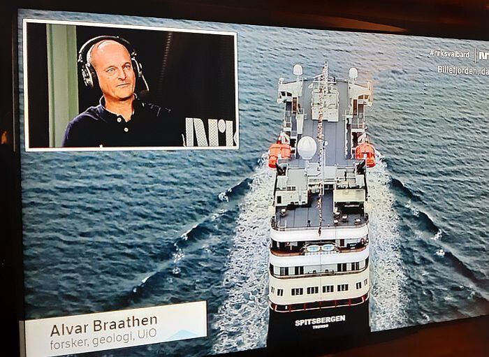 Alvar Braathen (innfelt) kommenterte direkte frå studio under sendinga av "Svalbard minutt for minutt" 9. februar. Foto: NRK TV, (faksimile) Gunn Kristin Tjoflot/UiO