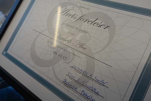 Foto: Et flott diplom følger med prisen som årets foreleser. Foto: GKT/UiO