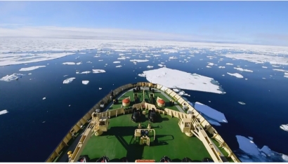 Isbryter på vei på Polhavet i Arktis, et av jordens fem verdenshav. Illustrasjonsfoto: colourbox.no