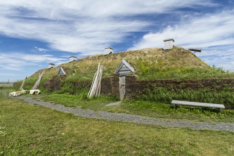 Bildet viser en rekonstruksjon av et langhus fra den norrøne bosetningen på L'Anse Aux Meadows National Historic Site, Newfoundland. Foto: iStock