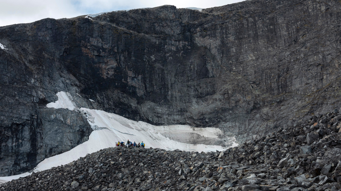 Foto: Fleire fjellparti i Jotunheimen har permafrost. Her er ei gruppe GEO-studentar frå UiO på feltarbeid, og dei står her på ein iskjernemorene framfor Kjelbreen på Juvflye i Jotunheimen. Morenen er fleire tusen år gamal og inneheld framleis breis. Foto: Simen Kjellin/UiO