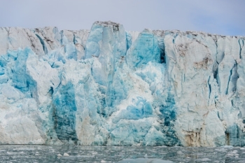 Fronten av en isbre på Svalbard møter havet. Illustrasjonsfoto: Colourbox.com