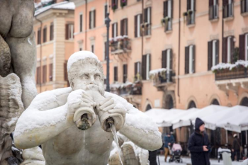 "Beast from the East" rammet også Roma i februar 2018. Her snødekte skulpturer på Fontana del Moro, Roma. Foto: Colourbox