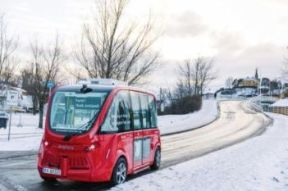 En rød selvkjørende buss i et snølandskap.