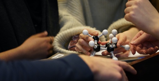 Bildet viser studenter som bygger et molekyl.