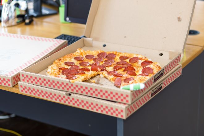 Åpen pizzaboks med pizza