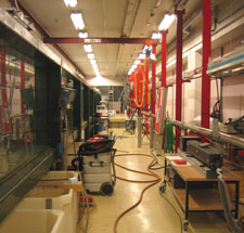 Hydro Lab : on the left is a 25 m wave tank and on the right is a 10 cm Perspex pipe on the top and a 5 cm Perpex pipe.
