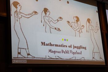 Magnus ga oss en innføring i sjongleringens koblinger til matematikk (eller omvendt?)