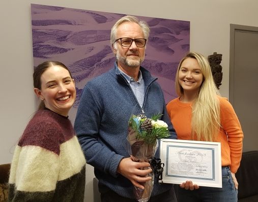 Prof. Bjørn Jamtveit as a proud with the "Lecturer of the year"-award from The Geosciences Subject Committee, represented by Sofia Fredriksson (left) and Julie Linnea Sehested Gresseth (right)