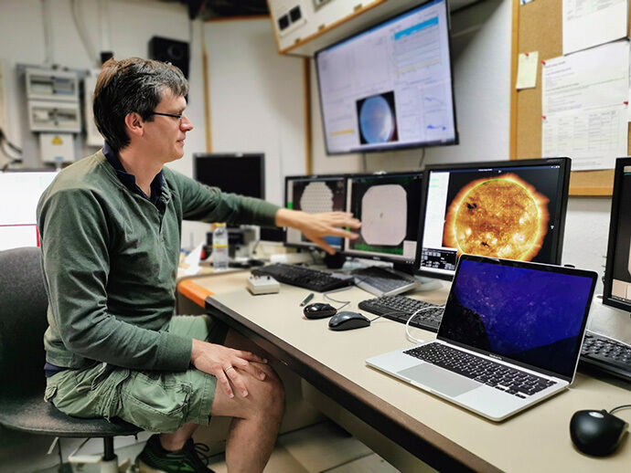 Professor i styringsrommet på det Svenske Solteleskopet på La Palma